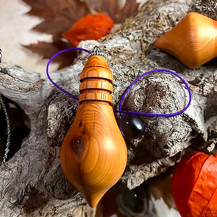 Pendule en if et améthyste (sur monture en argent)(pendule 1)