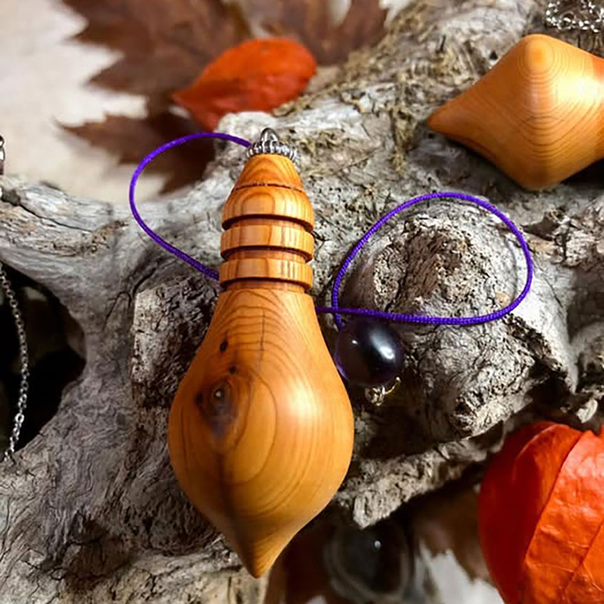 Pendule en if et améthyste (sur monture en argent)(pendule 1)